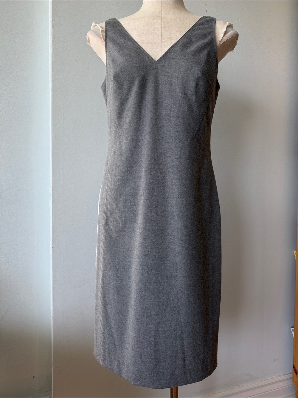 Classic Sleeveless V-Neck Gray Sheath Dress size small